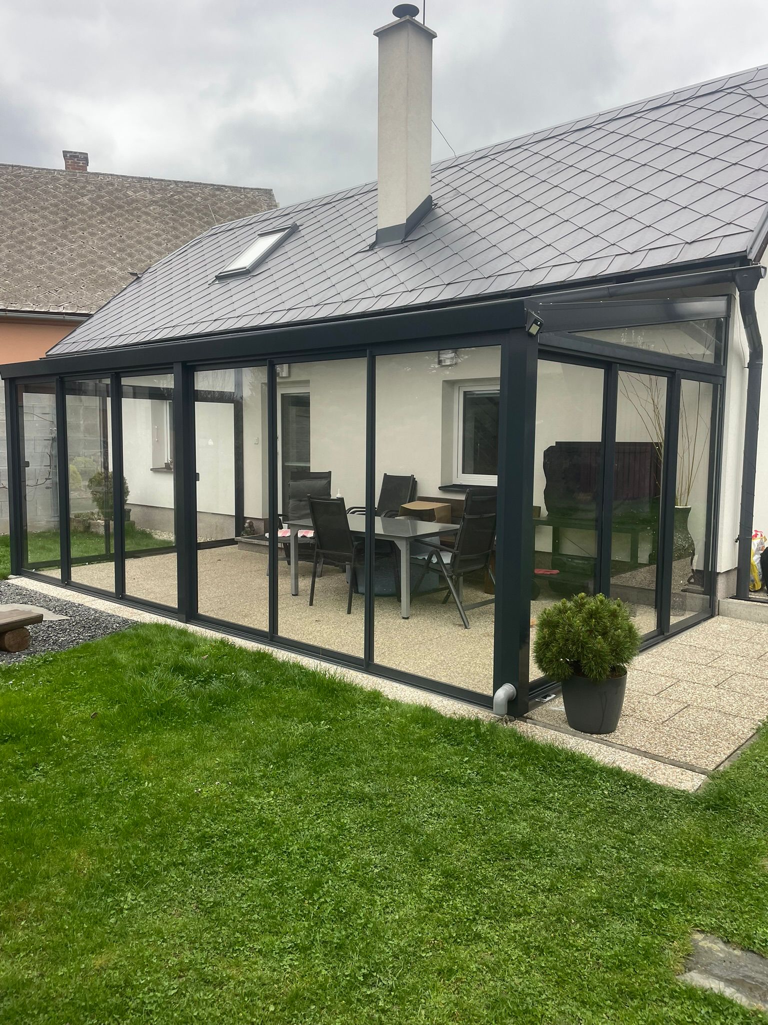 Moderní závěsný balkon